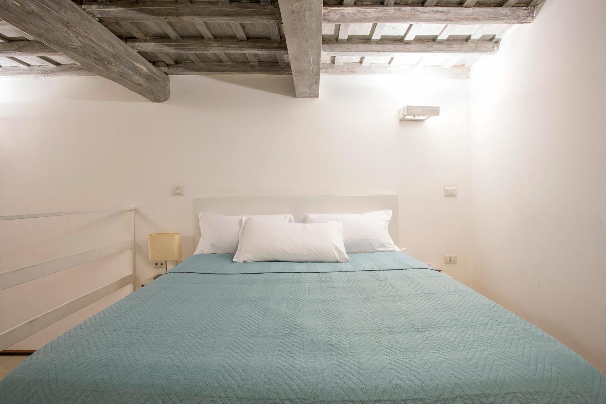 Apartment Holidays Teatro Pace Rome